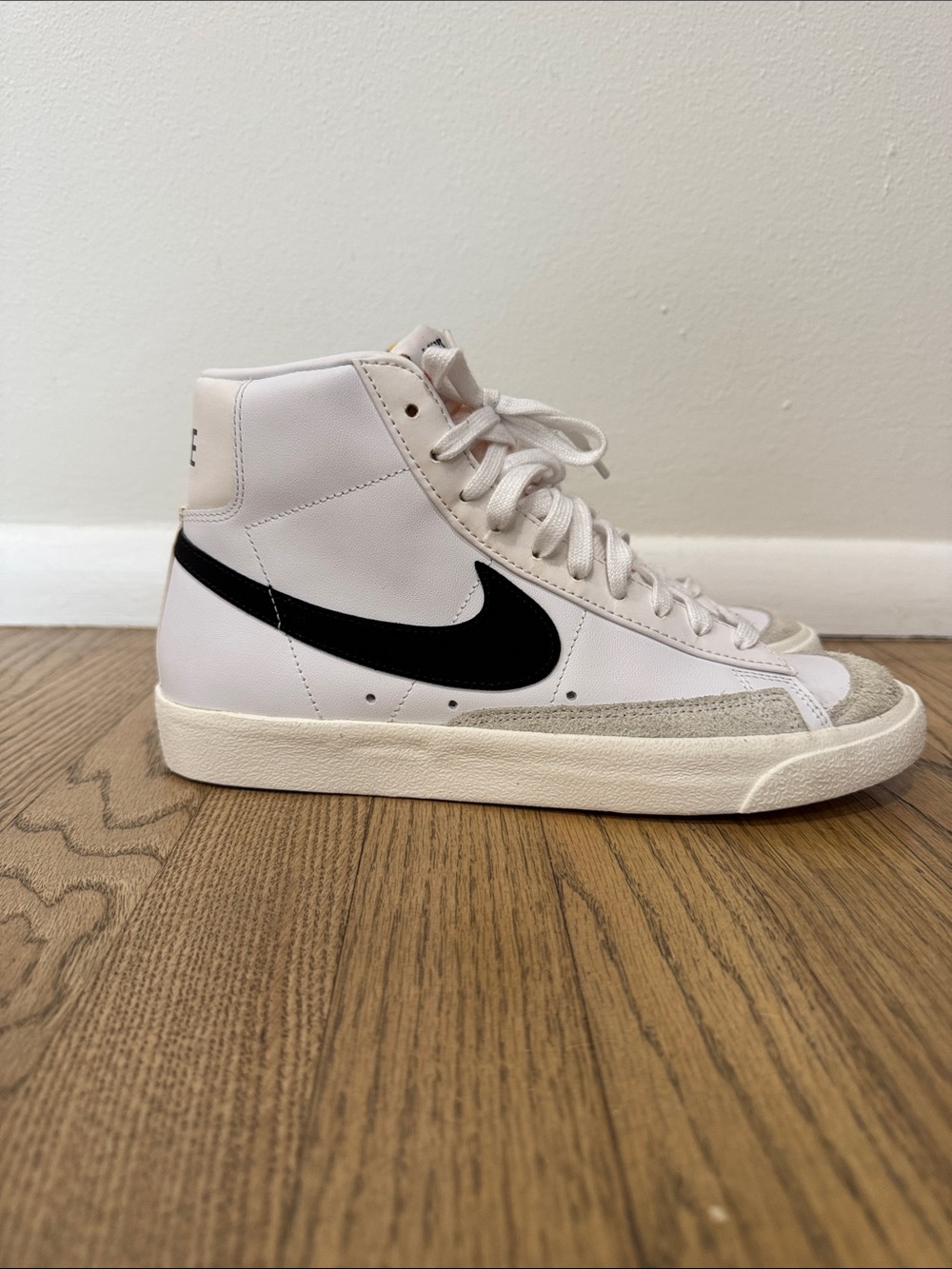 Nike Women's Blazer Mid 77 Shoes